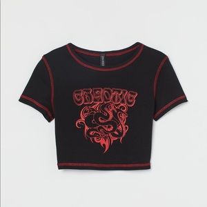 Black graphic tee crop top